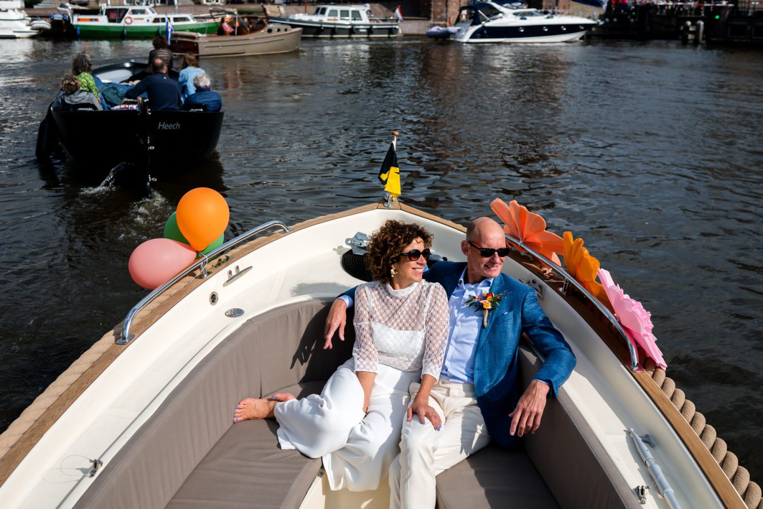 Trouwen op het water | Trouwfotograaf Sneek journalistieke trouwfotografie Friesland