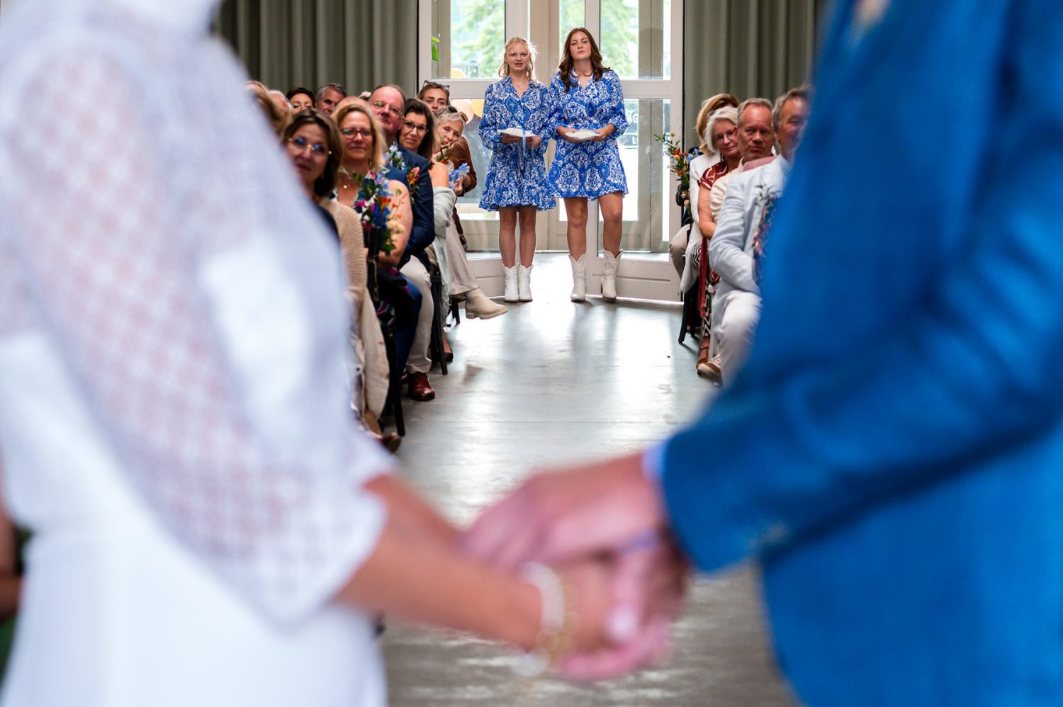 Trouwen bij Lokaal55 Trouwfotograaf Sneek journalistieke trouwfotografie Friesland