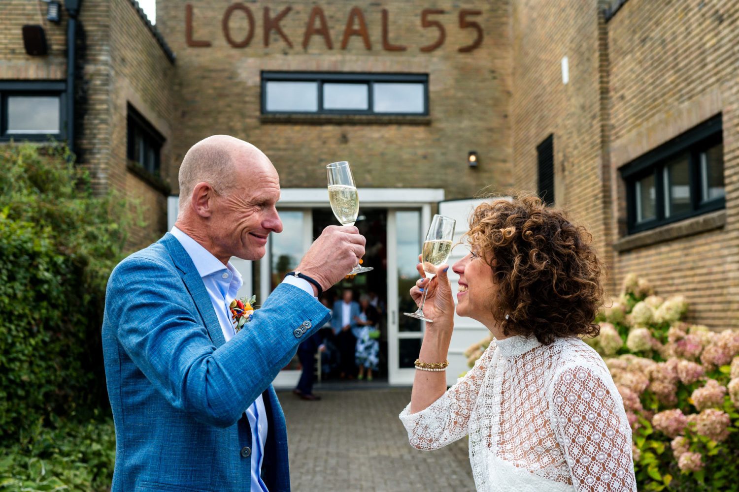 Trouwen bij Lokaal55 Trouwfotograaf Sneek journalistieke trouwfotografie Friesland