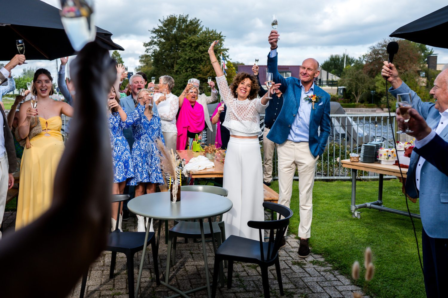 Trouwen bij Lokaal55 Trouwfotograaf Sneek journalistieke trouwfotografie Friesland