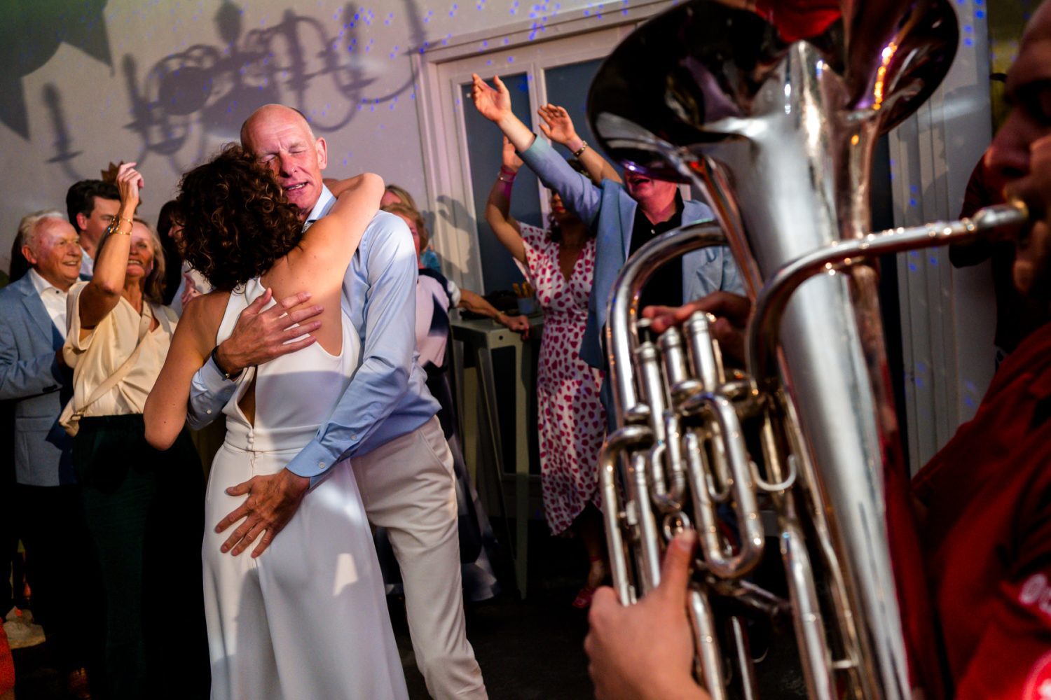 Trouwen bij Lokaal55 Trouwfotograaf Sneek journalistieke trouwfotografie Friesland putkapel feest