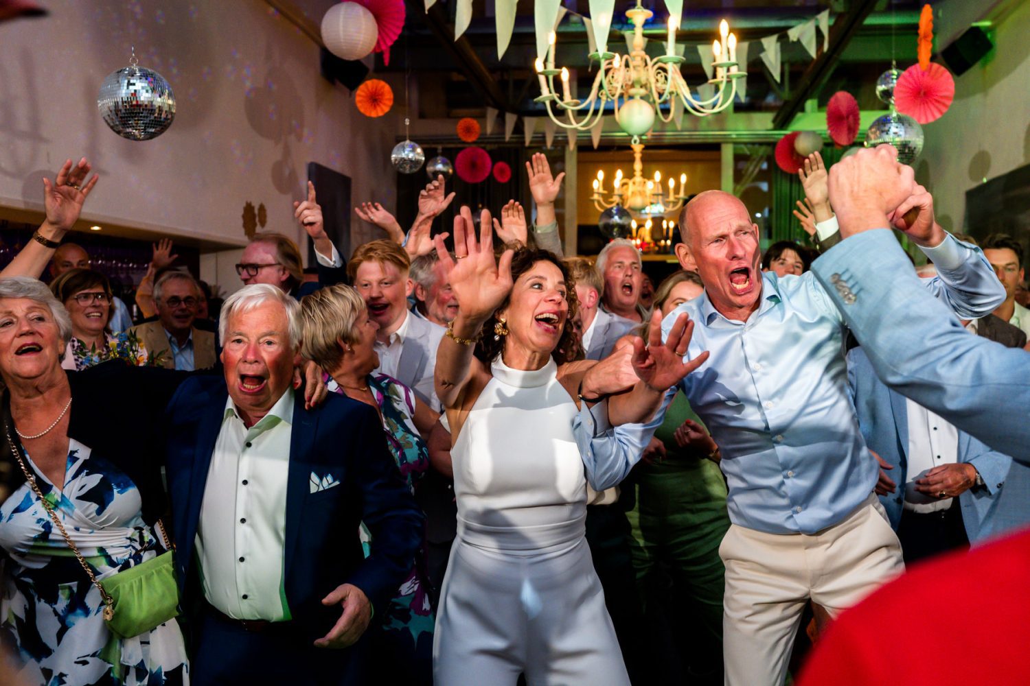 Trouwen bij Lokaal55 Trouwfotograaf Sneek journalistieke trouwfotografie Friesland putkapel feest